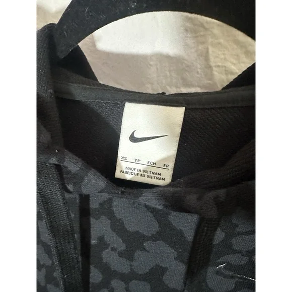 Nike Women's Cropped Hooded Training Sweatshirt Size Medium Cheetah Print Black - Picture 3 of 5